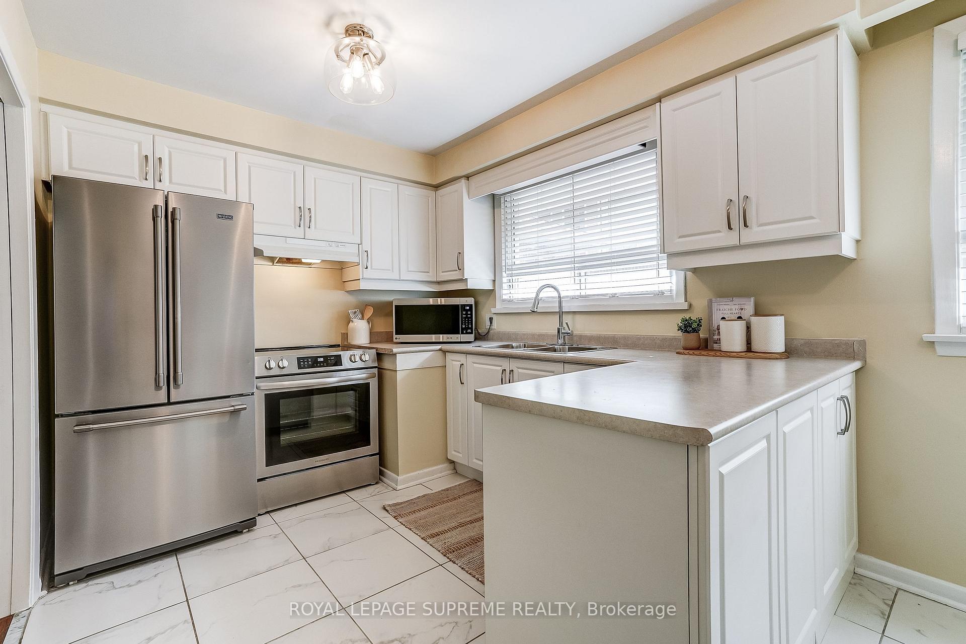Photo 16 of 100 Summitcrest Drive, Etobicoke, Willowridge-Martingrove-Richview — HOMEH