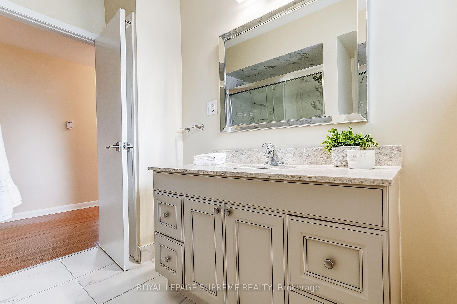 Photo 28 of 100 Summitcrest Drive, Etobicoke, Willowridge-Martingrove-Richview — HOMEH