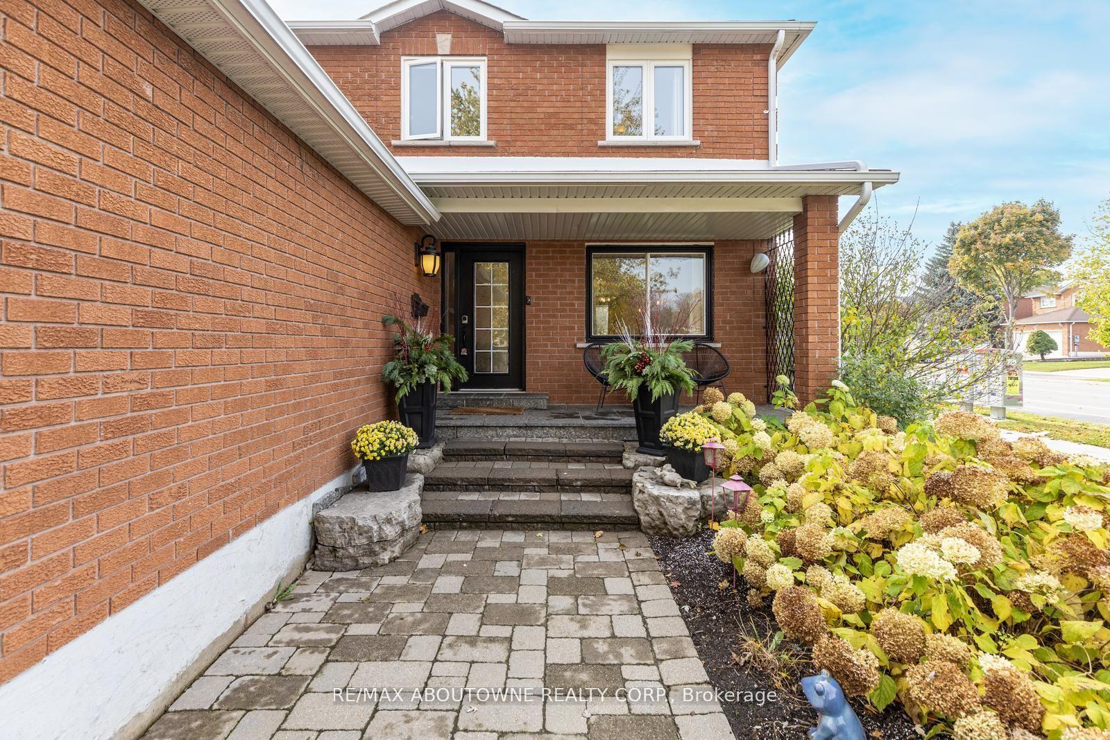 Photo 3 of 467 Hedgerow Lane, Oakville, Wedgewood Creek — HOMEH
