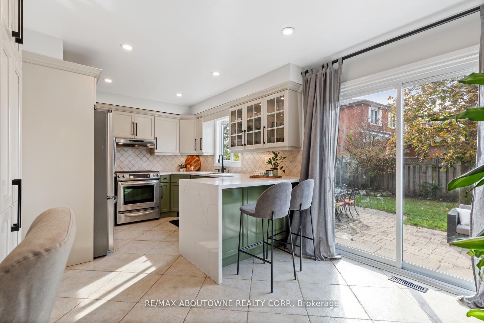 Photo 10 of 467 Hedgerow Lane, Oakville, Wedgewood Creek — HOMEH