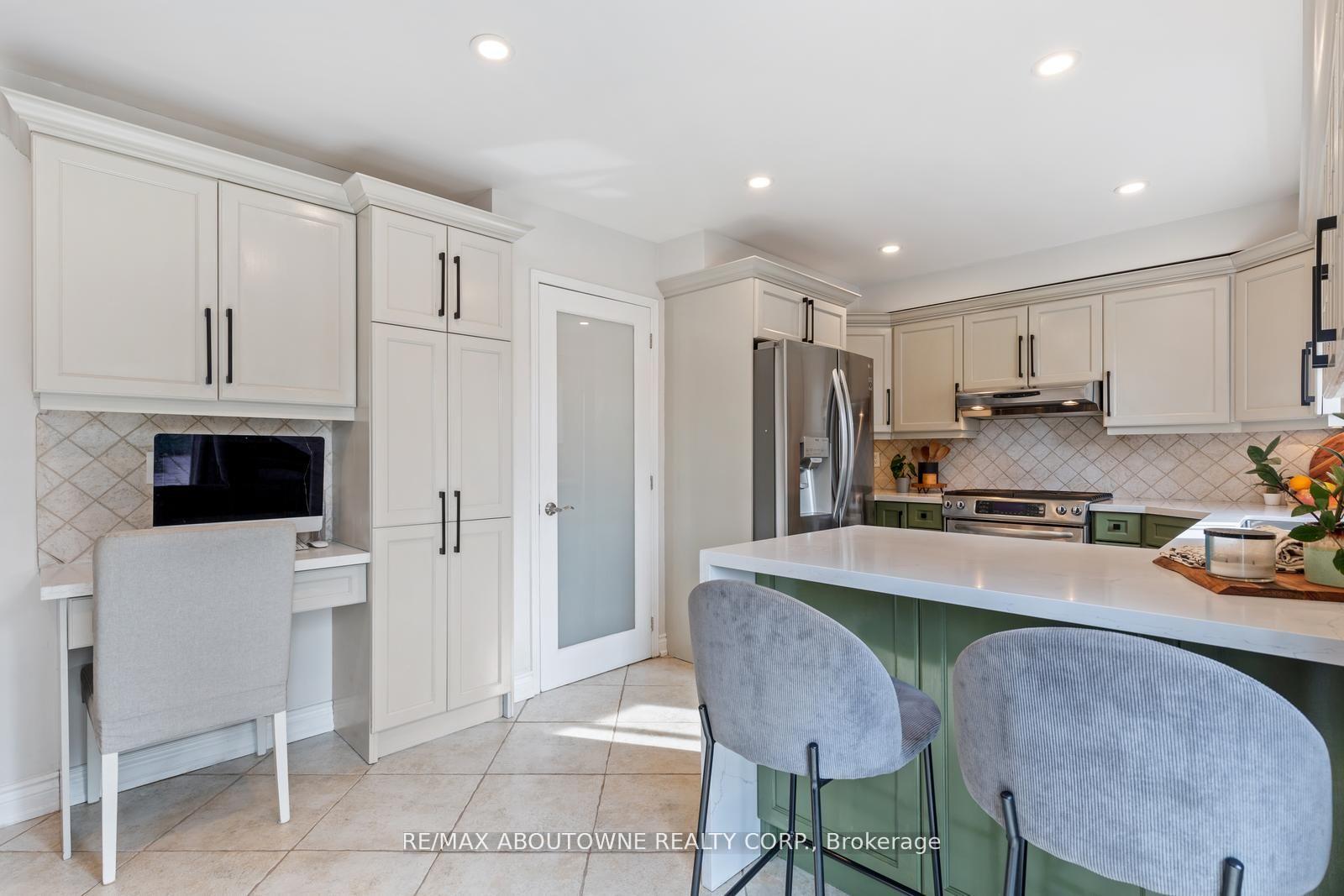 Photo 11 of 467 Hedgerow Lane, Oakville, Wedgewood Creek — HOMEH