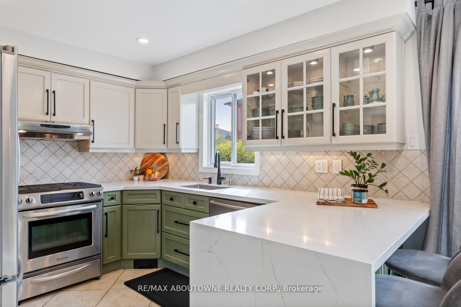 Photo 12 of 467 Hedgerow Lane, Oakville, Wedgewood Creek — HOMEH