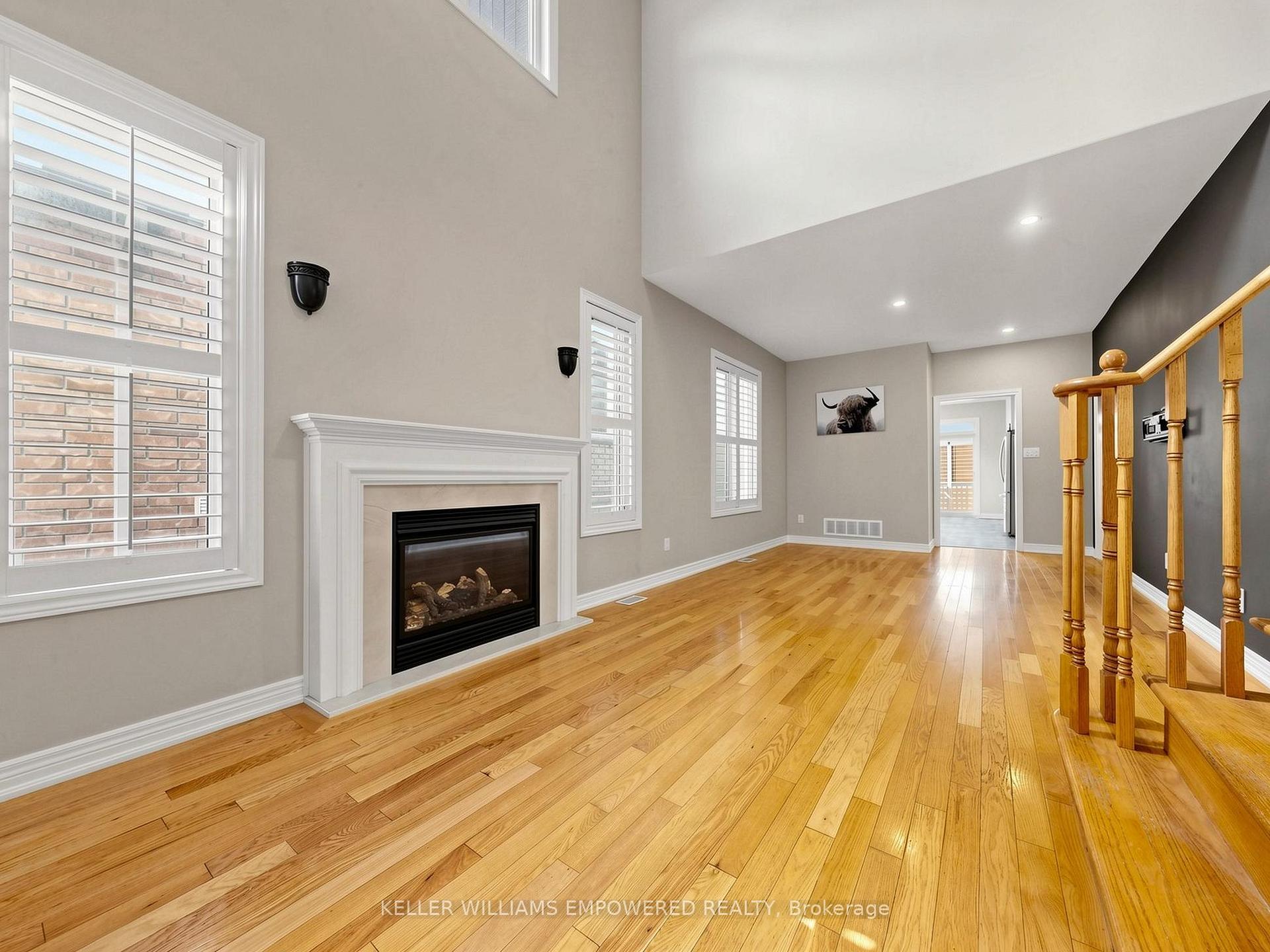 Photo 4 of 18 Don Rose Boulevard, East Gwillimbury, Mt Albert — HOMEH