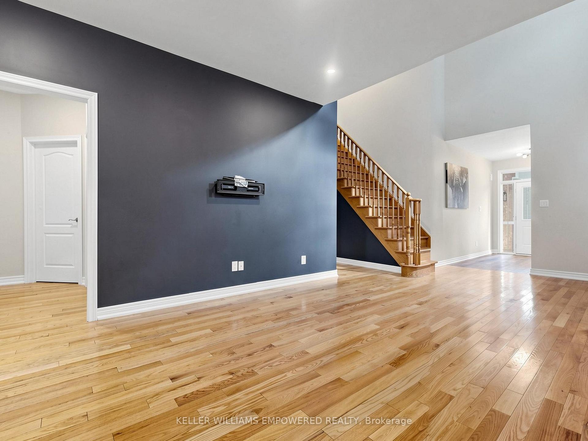 Photo 9 of 18 Don Rose Boulevard, East Gwillimbury, Mt Albert — HOMEH