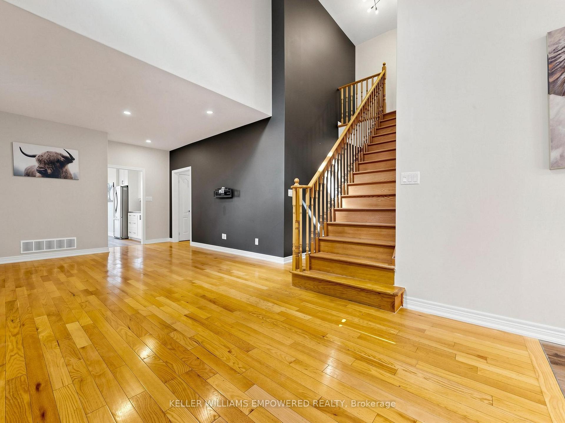 Photo 11 of 18 Don Rose Boulevard, East Gwillimbury, Mt Albert — HOMEH
