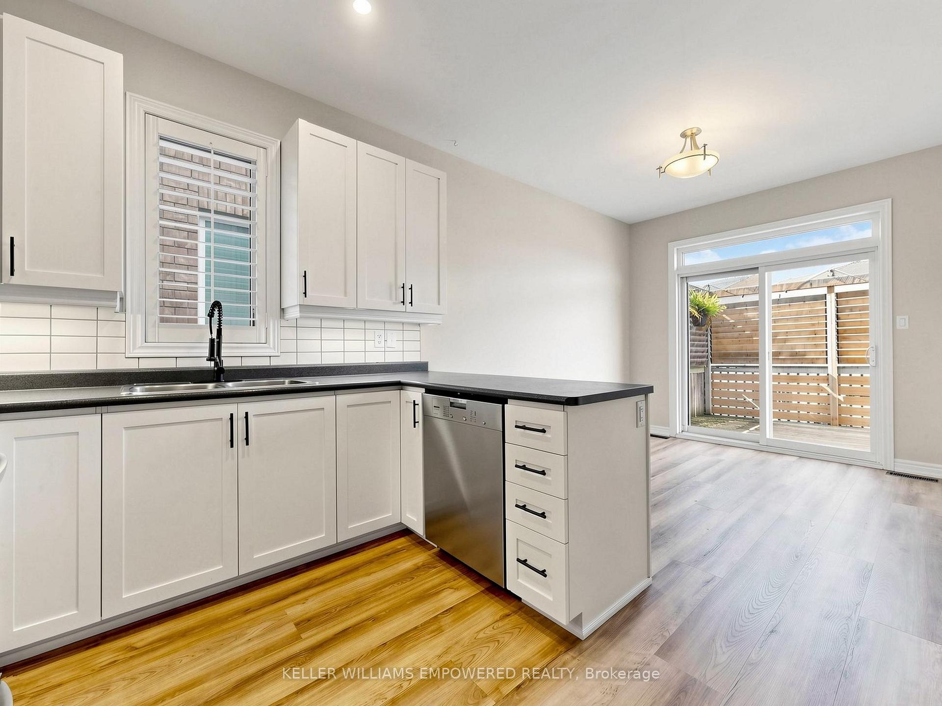 Photo 13 of 18 Don Rose Boulevard, East Gwillimbury, Mt Albert — HOMEH