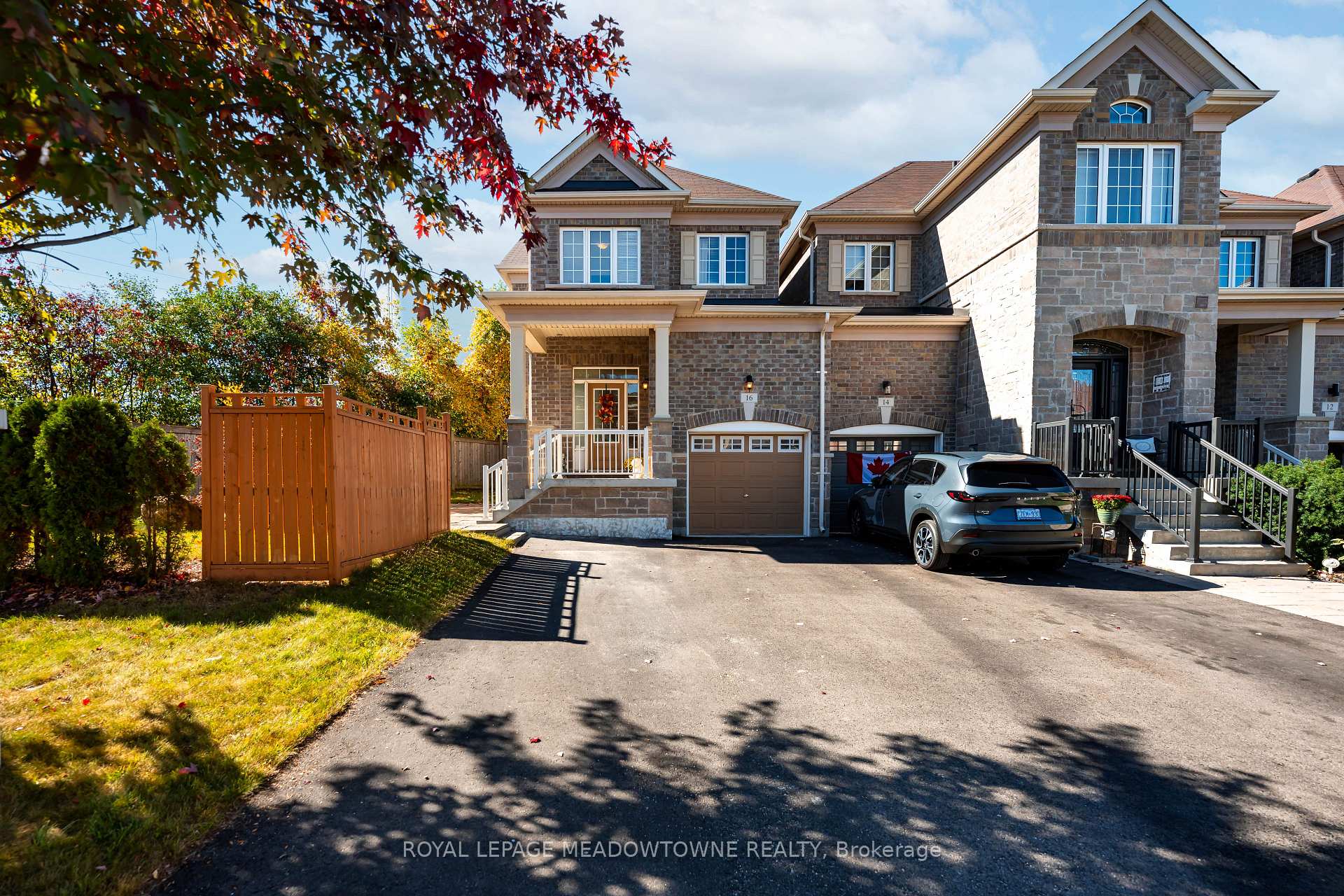 Photo 2 of 16 Ridgegate Crescent, Halton Hills, Georgetown — HOMEH