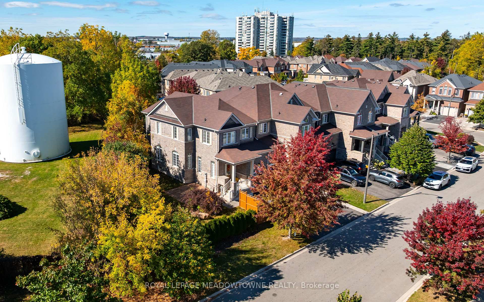 Photo 8 of 16 Ridgegate Crescent, Halton Hills, Georgetown — HOMEH