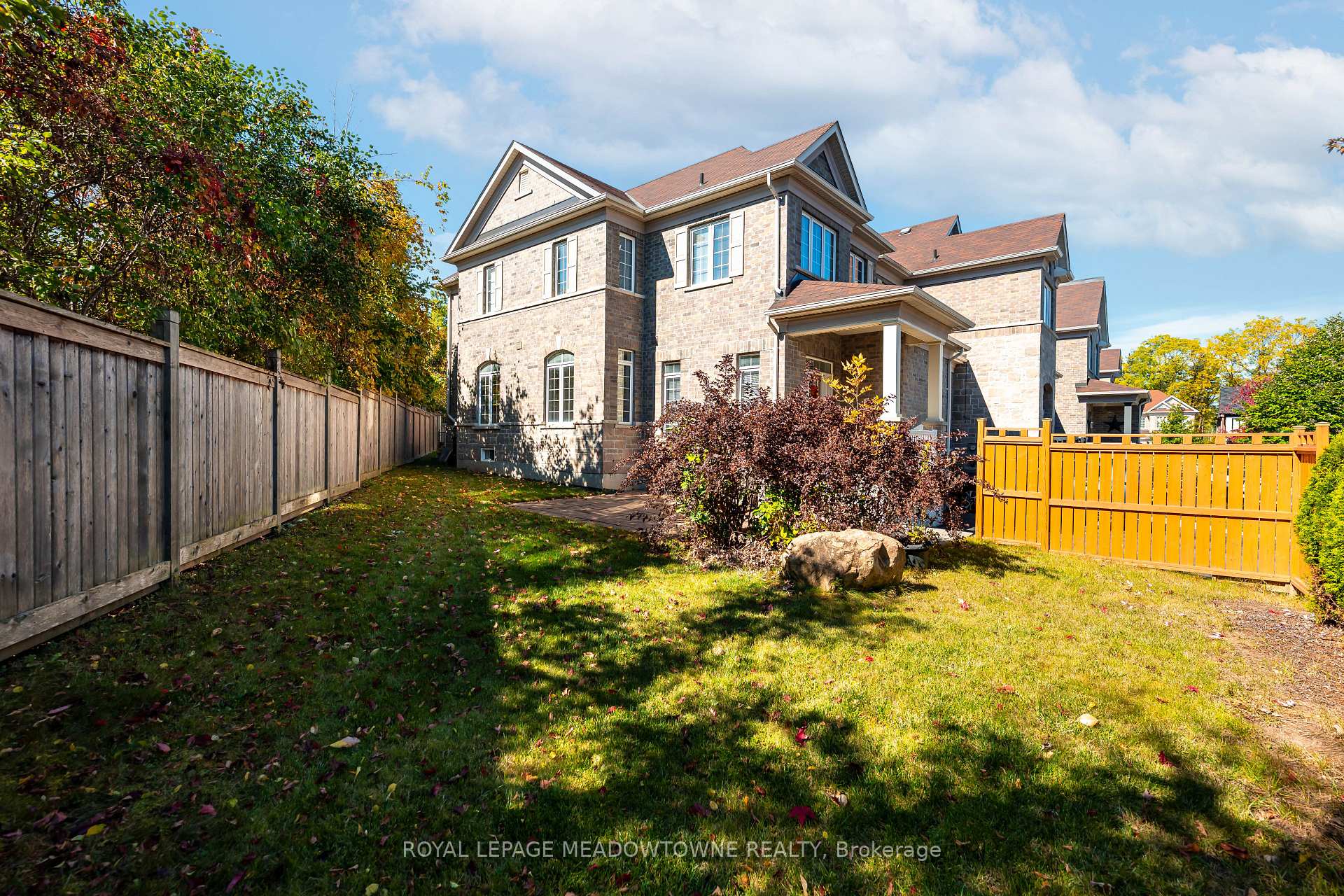 Photo 9 of 16 Ridgegate Crescent, Halton Hills, Georgetown — HOMEH