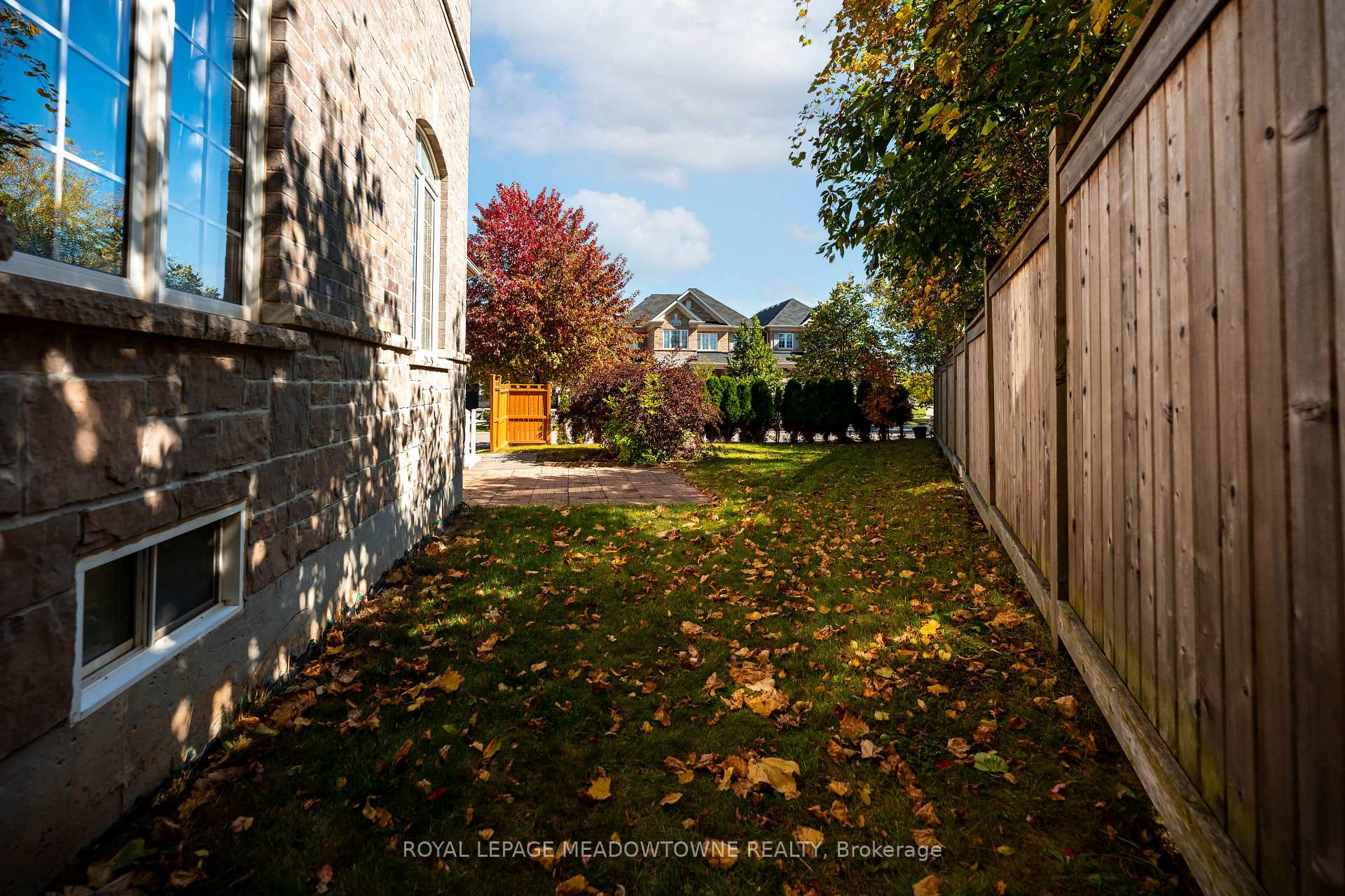 Photo 11 of 16 Ridgegate Crescent, Halton Hills, Georgetown — HOMEH