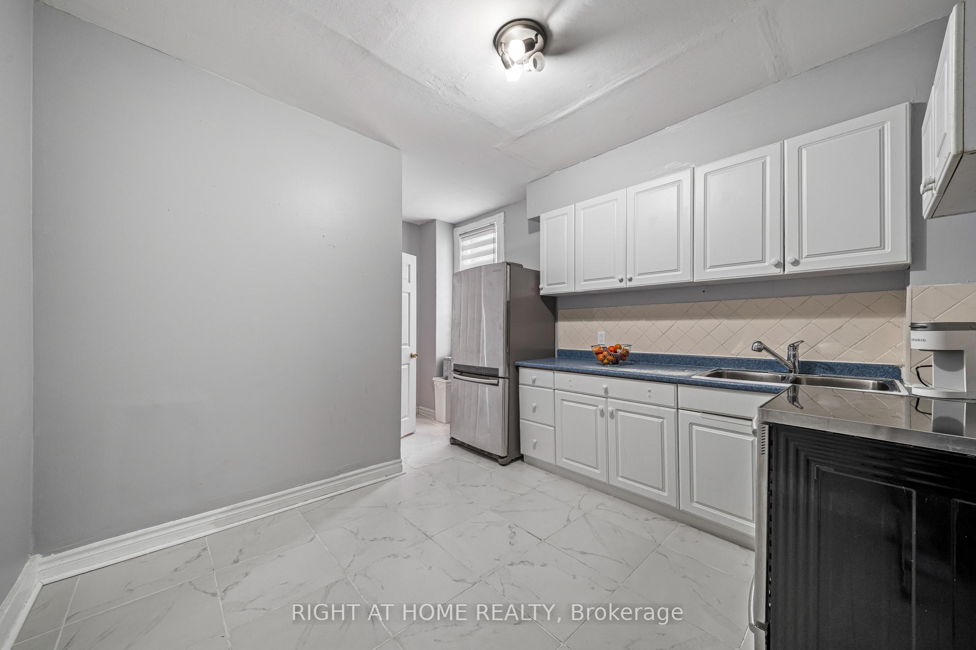 Photo 9 of 138 Osler Street, Toronto, Weston-Pellam Park — HOMEH