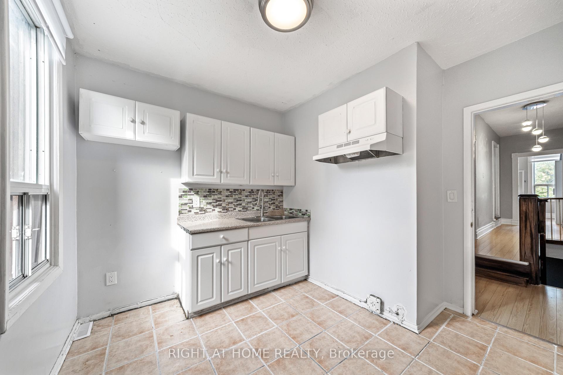 Photo 23 of 138 Osler Street, Toronto, Weston-Pellam Park — HOMEH