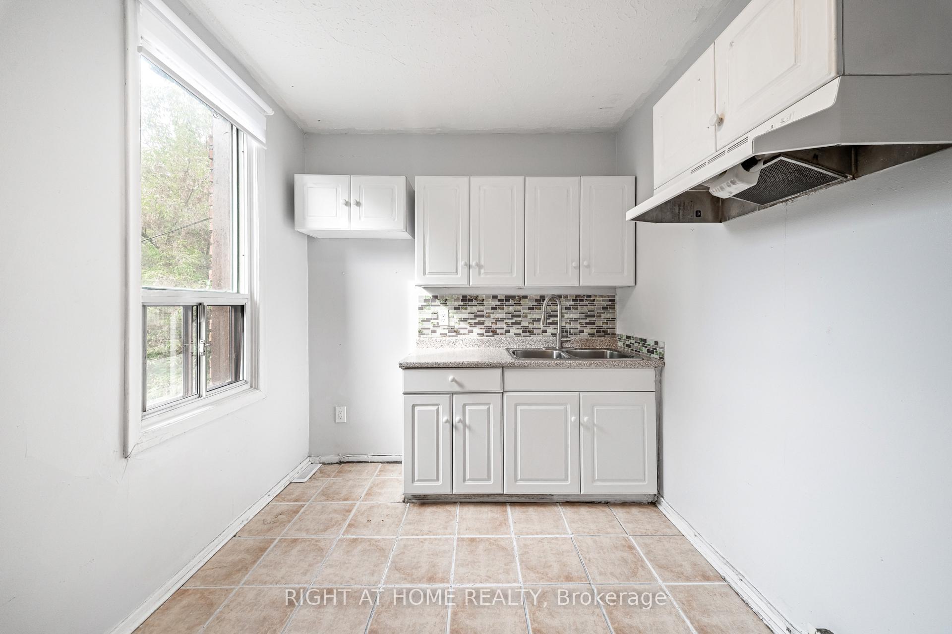 Photo 24 of 138 Osler Street, Toronto, Weston-Pellam Park — HOMEH