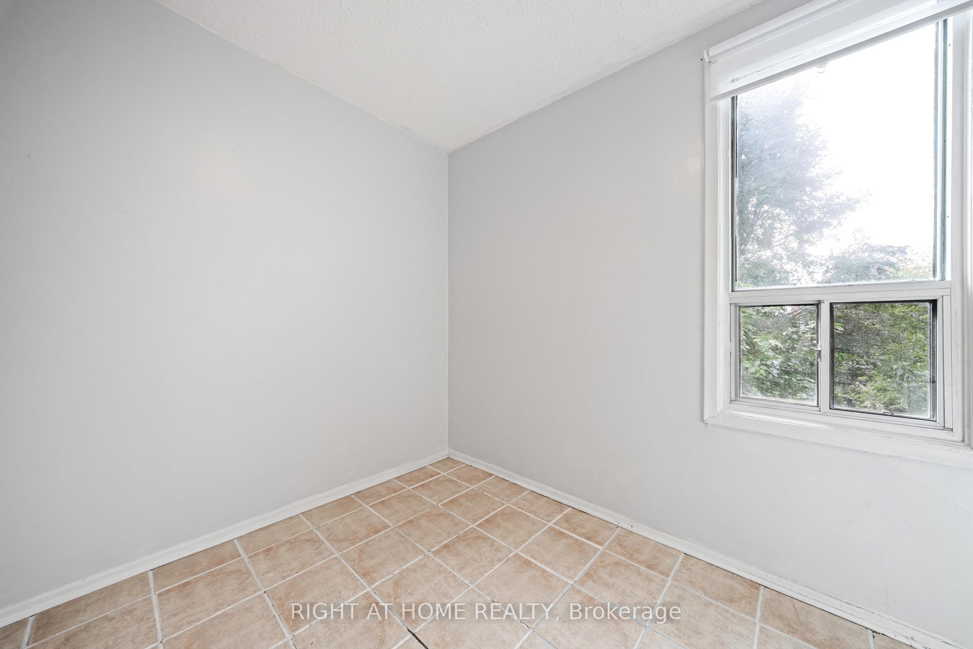 Photo 25 of 138 Osler Street, Toronto, Weston-Pellam Park — HOMEH