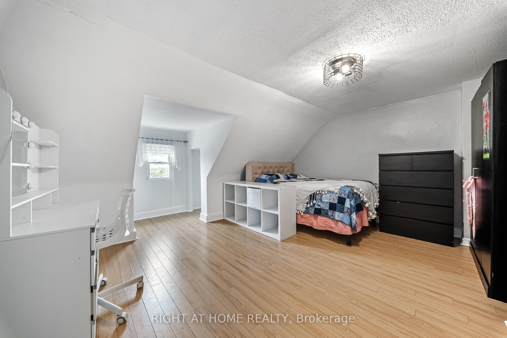 Photo 28 of 138 Osler Street, Toronto, Weston-Pellam Park — HOMEH