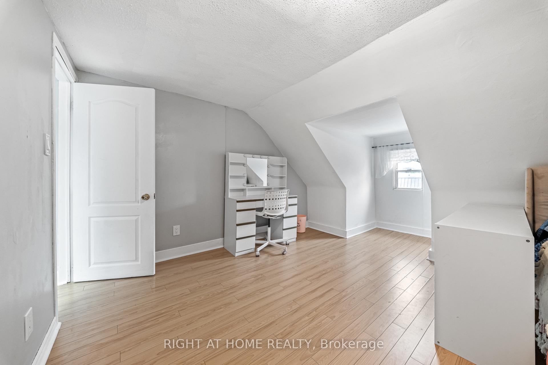 Photo 29 of 138 Osler Street, Toronto, Weston-Pellam Park — HOMEH