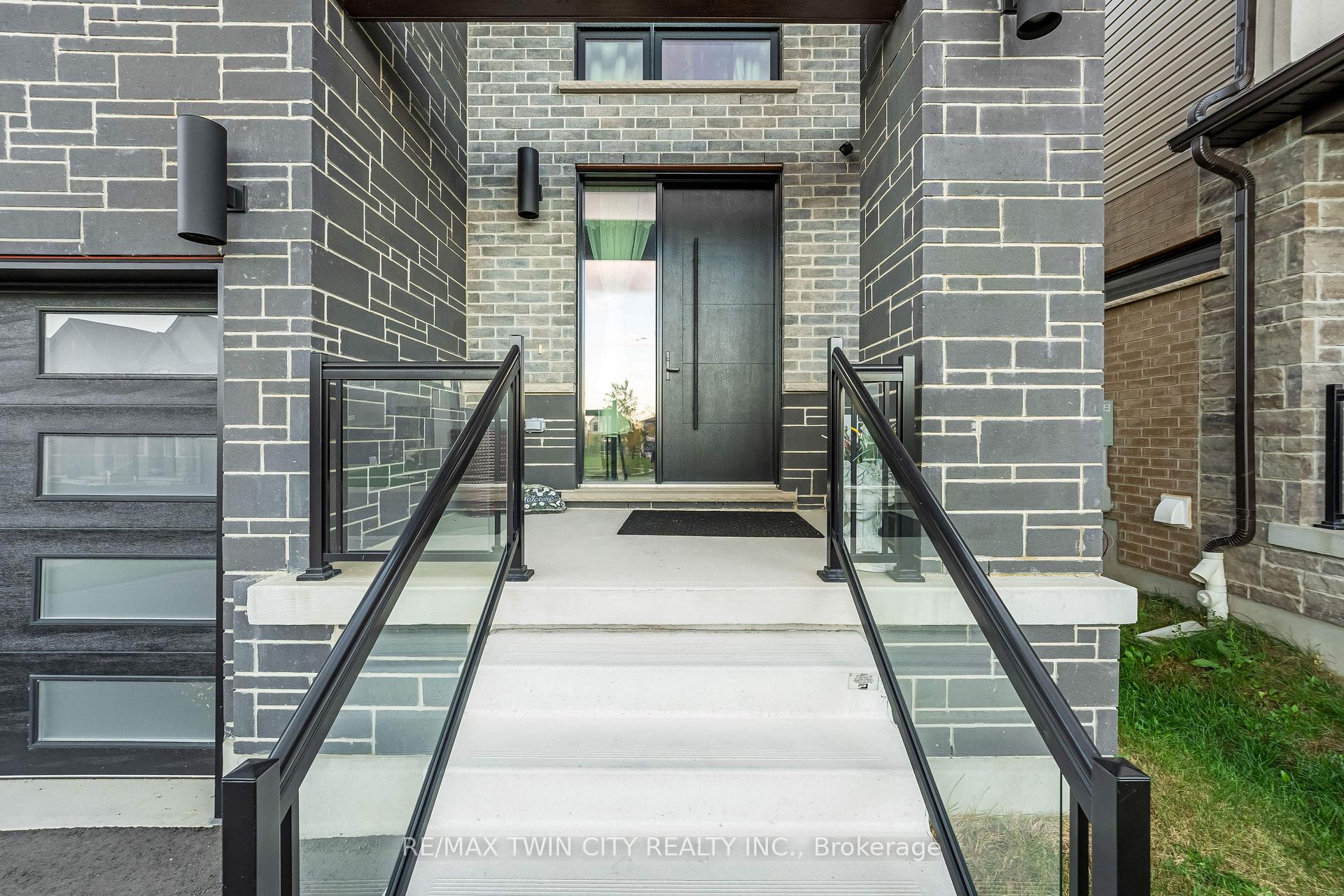 Photo 3 of 31 Jacob Detweiller Drive, Kitchener — HOMEH