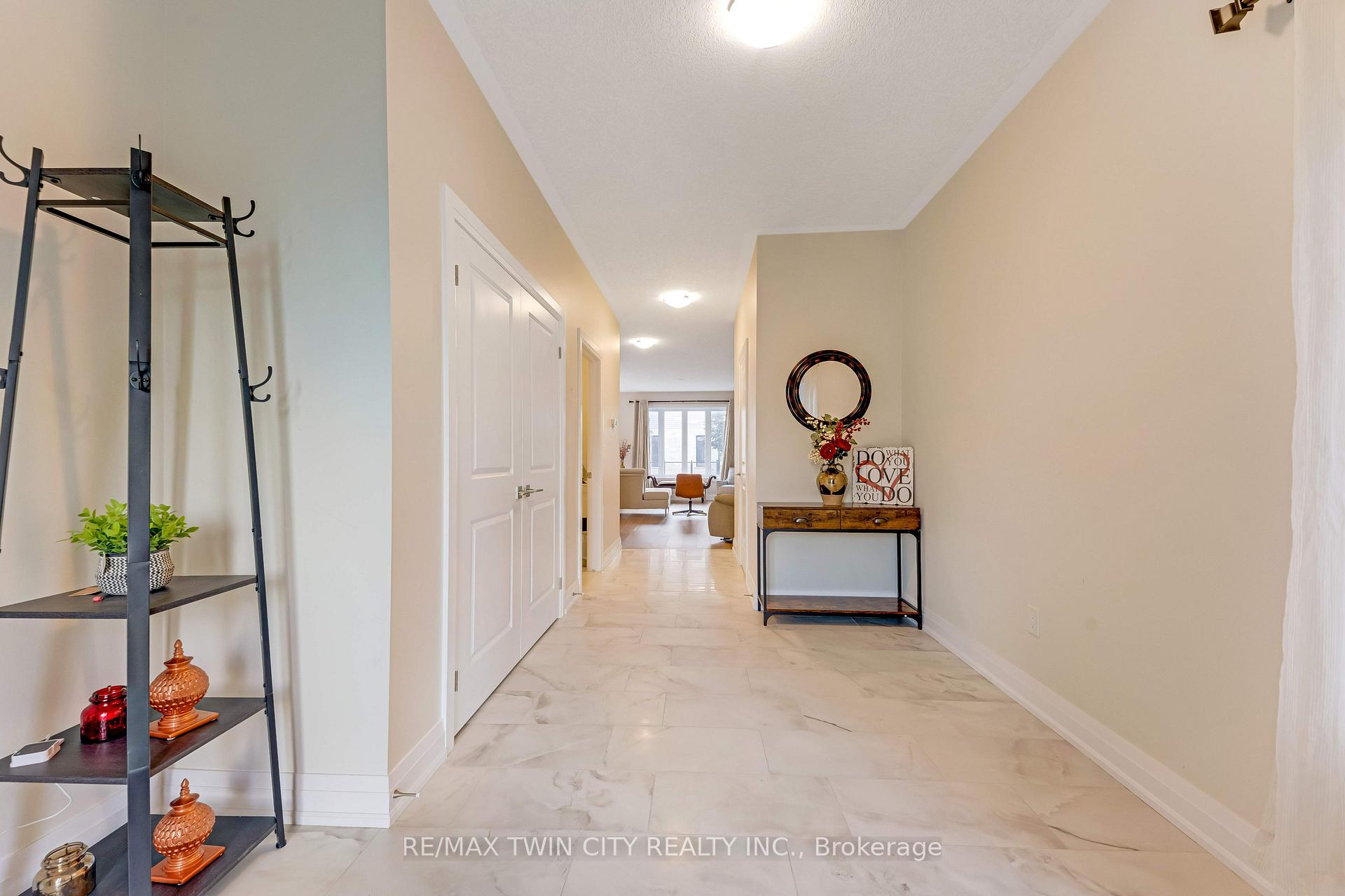 Photo 4 of 31 Jacob Detweiller Drive, Kitchener — HOMEH