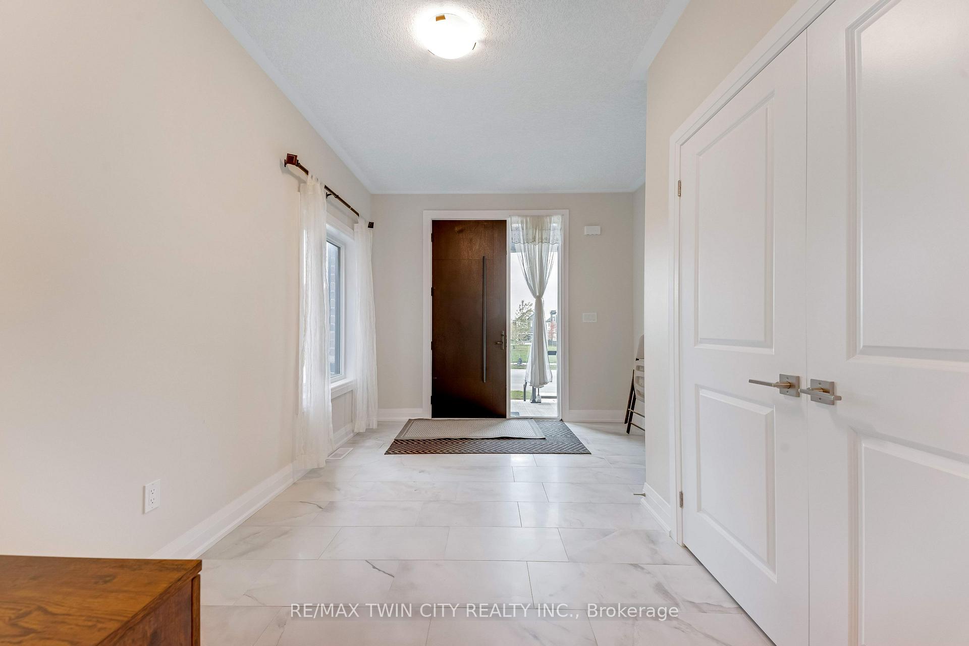 Photo 5 of 31 Jacob Detweiller Drive, Kitchener — HOMEH