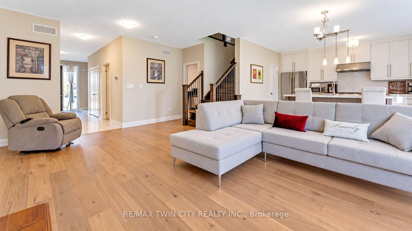 Photo 8 of 31 Jacob Detweiller Drive, Kitchener — HOMEH