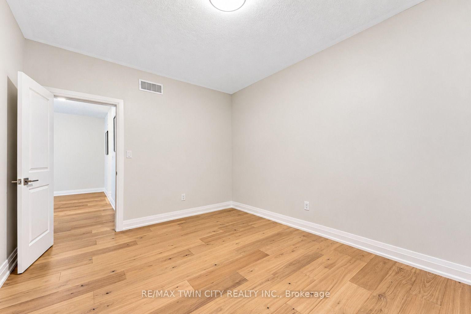 Photo 14 of 31 Jacob Detweiller Drive, Kitchener — HOMEH