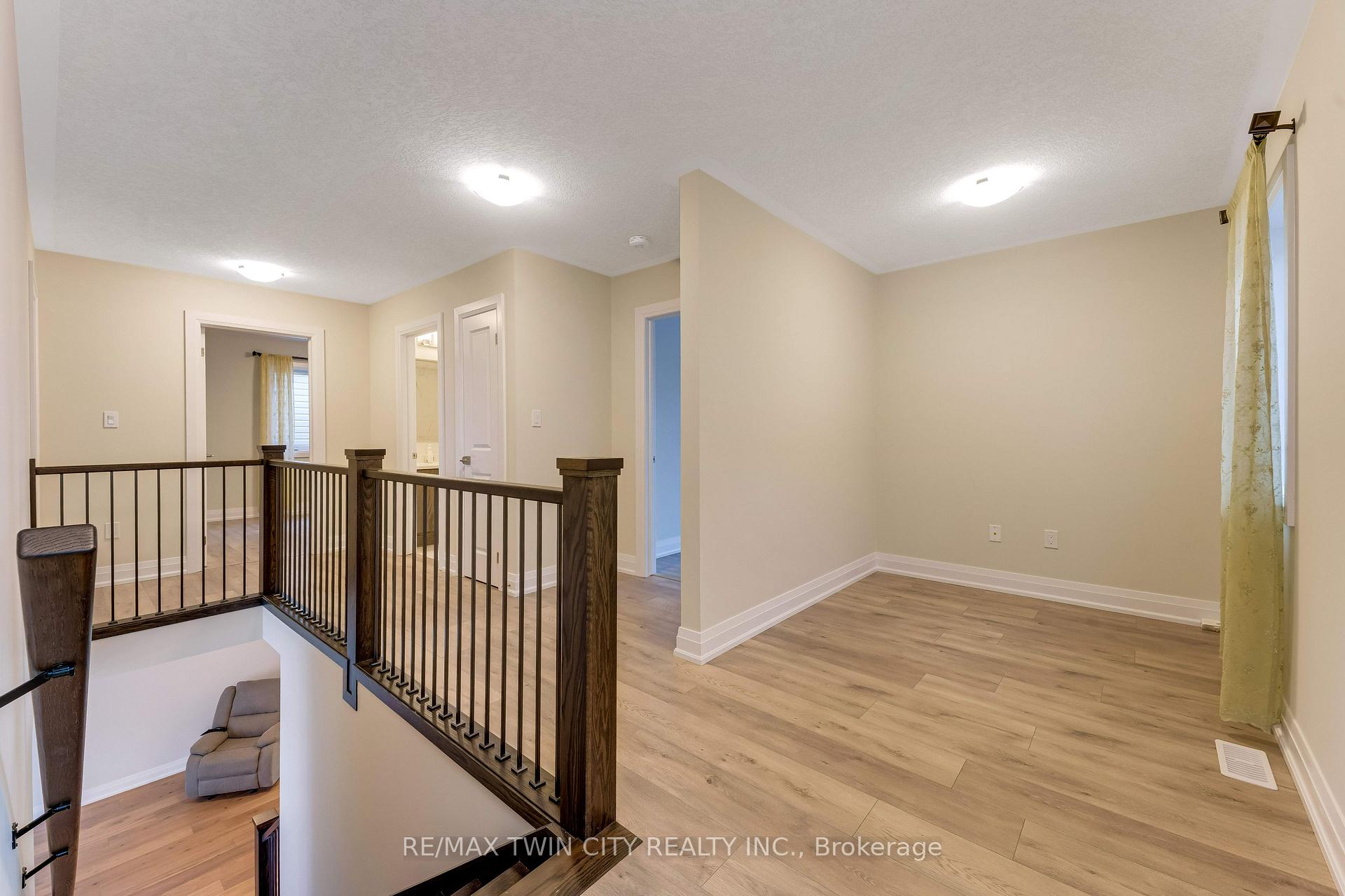 Photo 17 of 31 Jacob Detweiller Drive, Kitchener — HOMEH