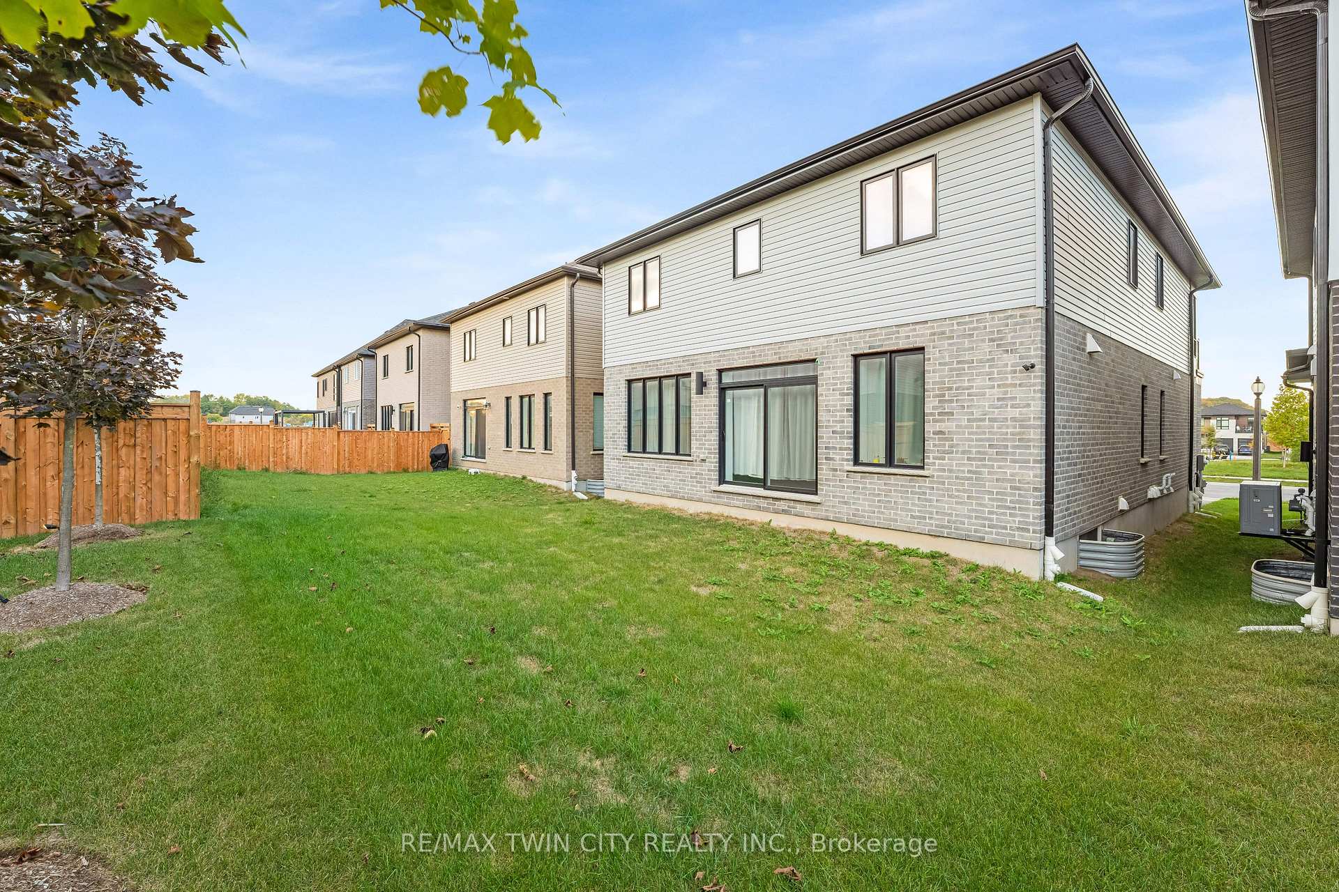 Photo 35 of 31 Jacob Detweiller Drive, Kitchener — HOMEH