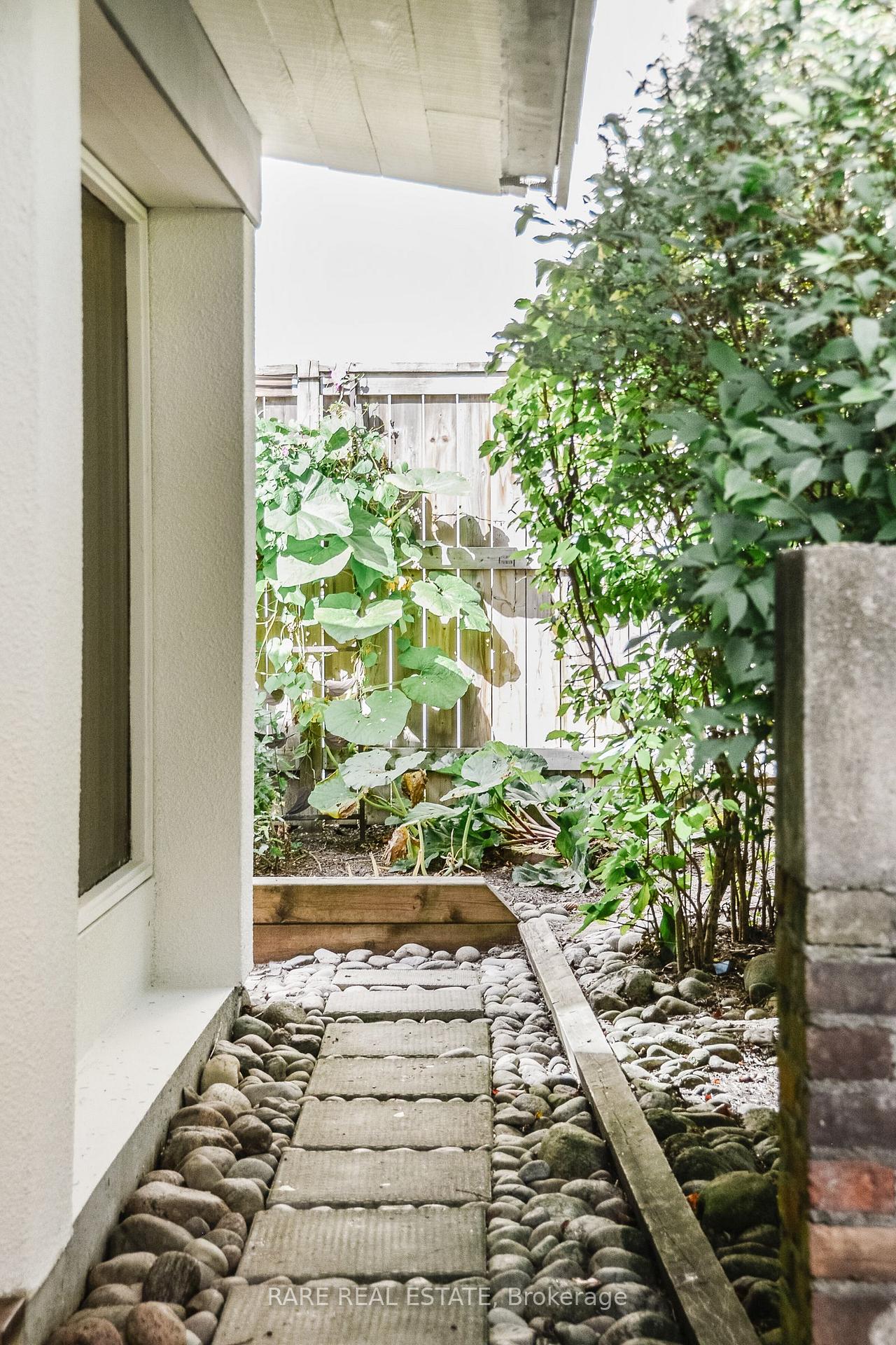Photo 36 of 10 Wetherfield Place, North York, Banbury-Don Mills — HOMEH