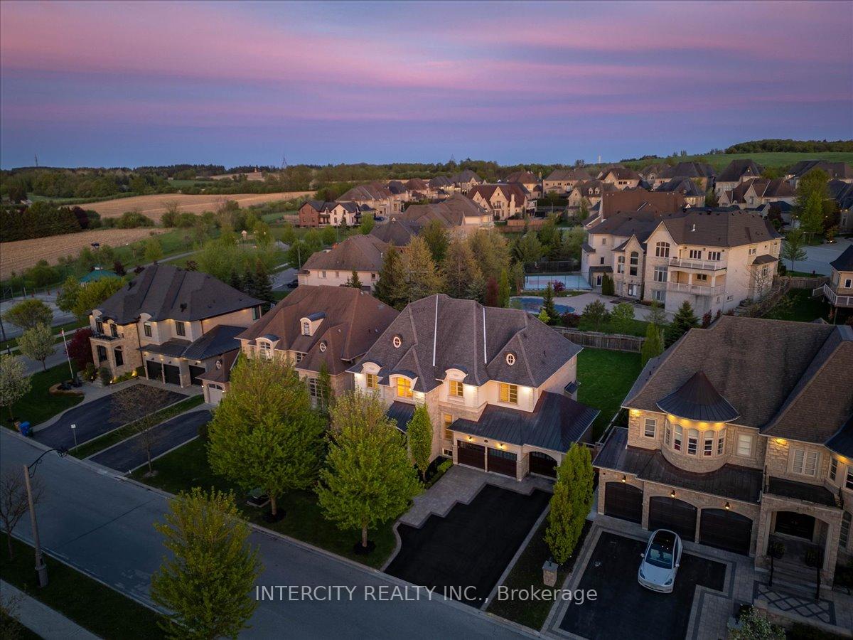 Photo 2 of 233 Carisbrooke Circle, Aurora, Bayview Southeast — HOMEH