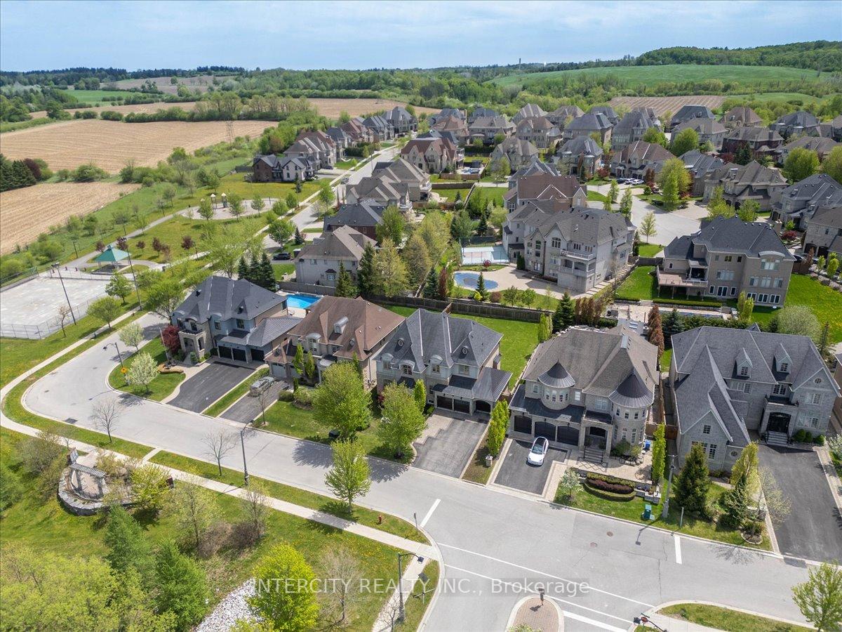 Photo 3 of 233 Carisbrooke Circle, Aurora, Bayview Southeast — HOMEH