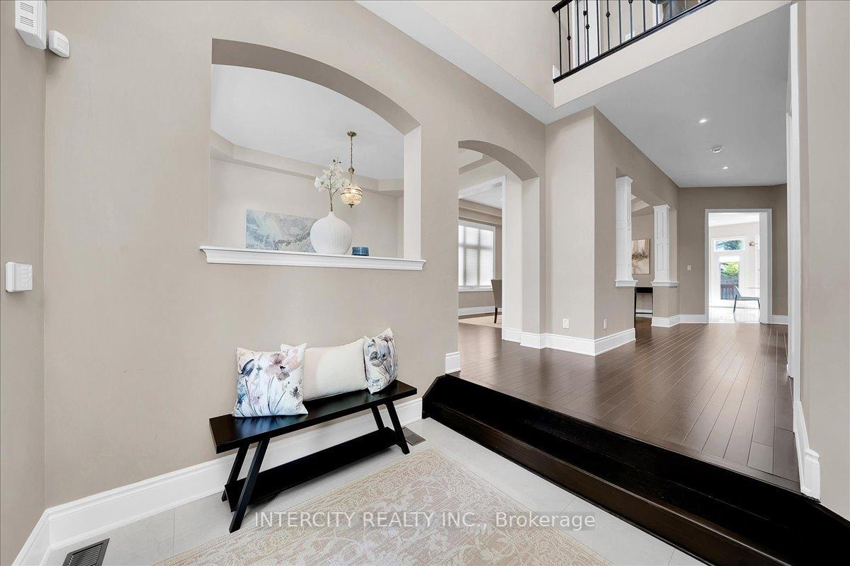 Photo 4 of 233 Carisbrooke Circle, Aurora, Bayview Southeast — HOMEH