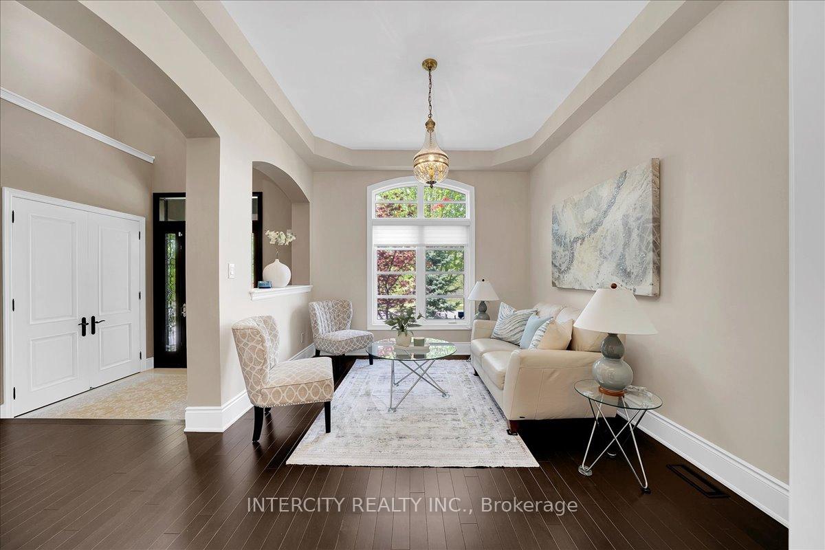 Photo 5 of 233 Carisbrooke Circle, Aurora, Bayview Southeast — HOMEH