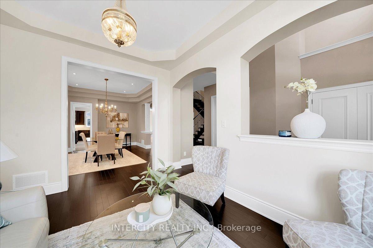 Photo 6 of 233 Carisbrooke Circle, Aurora, Bayview Southeast — HOMEH