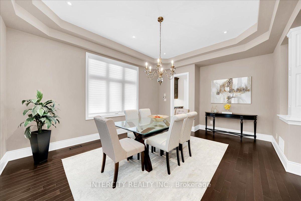 Photo 7 of 233 Carisbrooke Circle, Aurora, Bayview Southeast — HOMEH