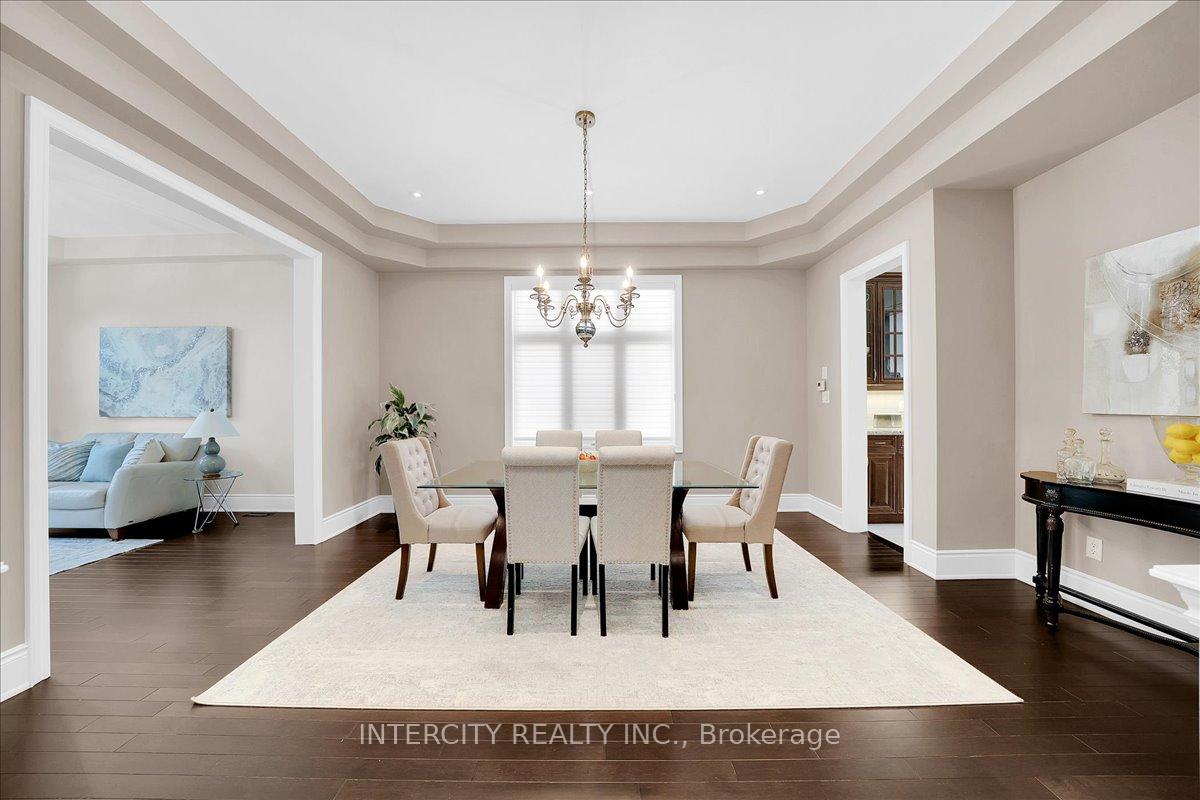 Photo 8 of 233 Carisbrooke Circle, Aurora, Bayview Southeast — HOMEH