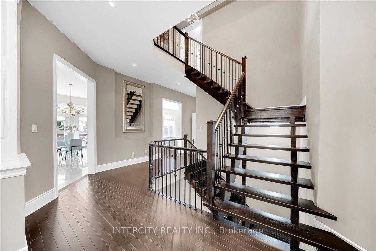 Photo 11 of 233 Carisbrooke Circle, Aurora, Bayview Southeast — HOMEH