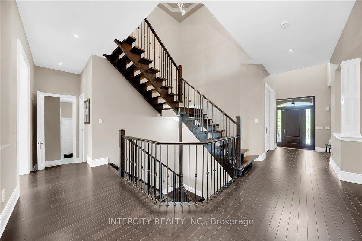 Photo 12 of 233 Carisbrooke Circle, Aurora, Bayview Southeast — HOMEH