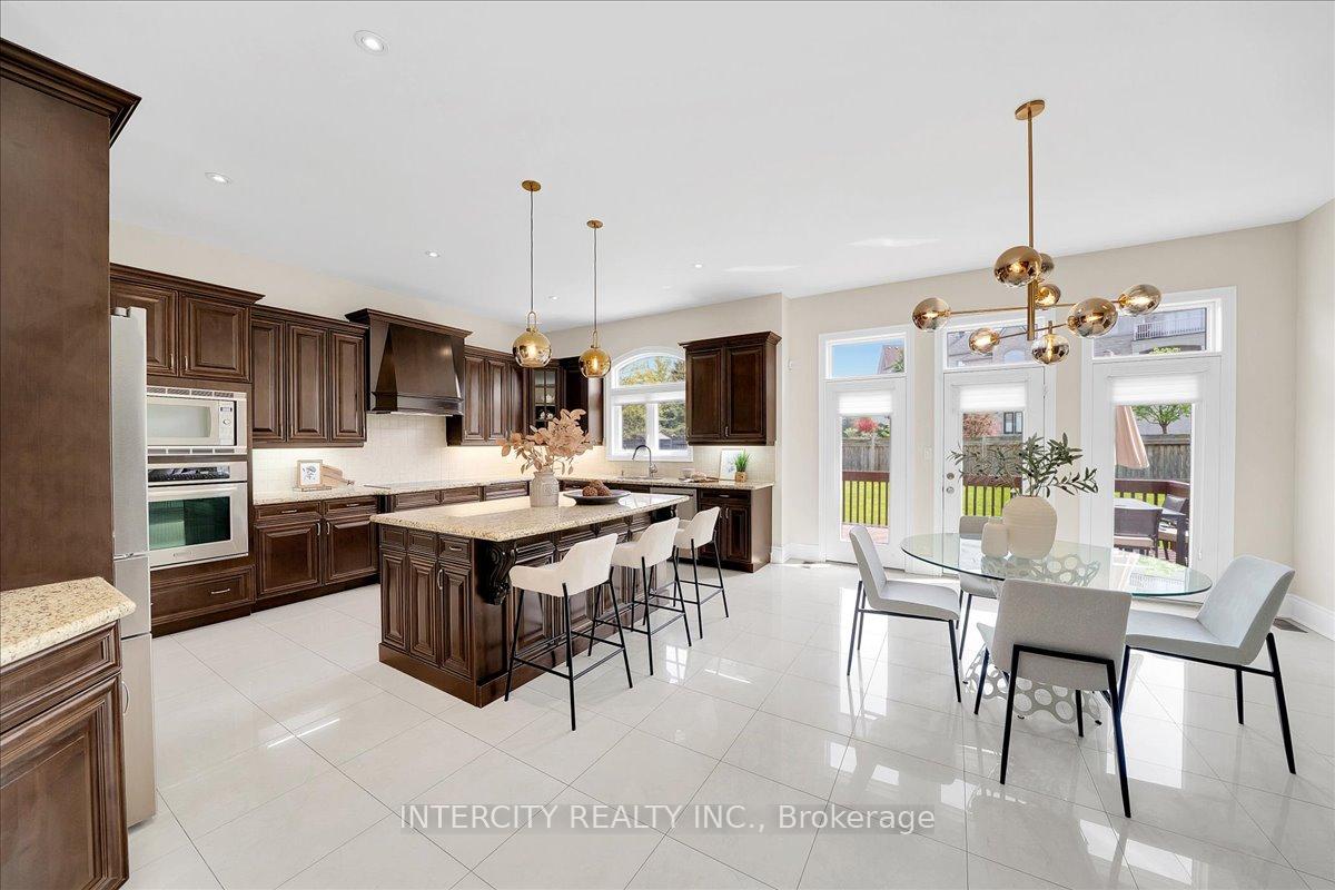Photo 13 of 233 Carisbrooke Circle, Aurora, Bayview Southeast — HOMEH
