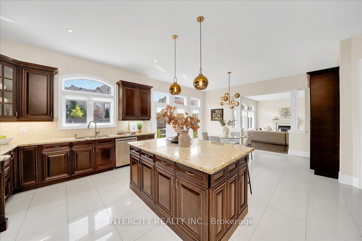 Photo 14 of 233 Carisbrooke Circle, Aurora, Bayview Southeast — HOMEH
