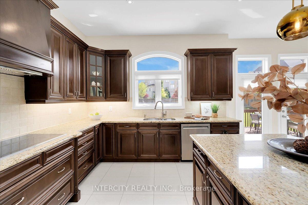 Photo 15 of 233 Carisbrooke Circle, Aurora, Bayview Southeast — HOMEH