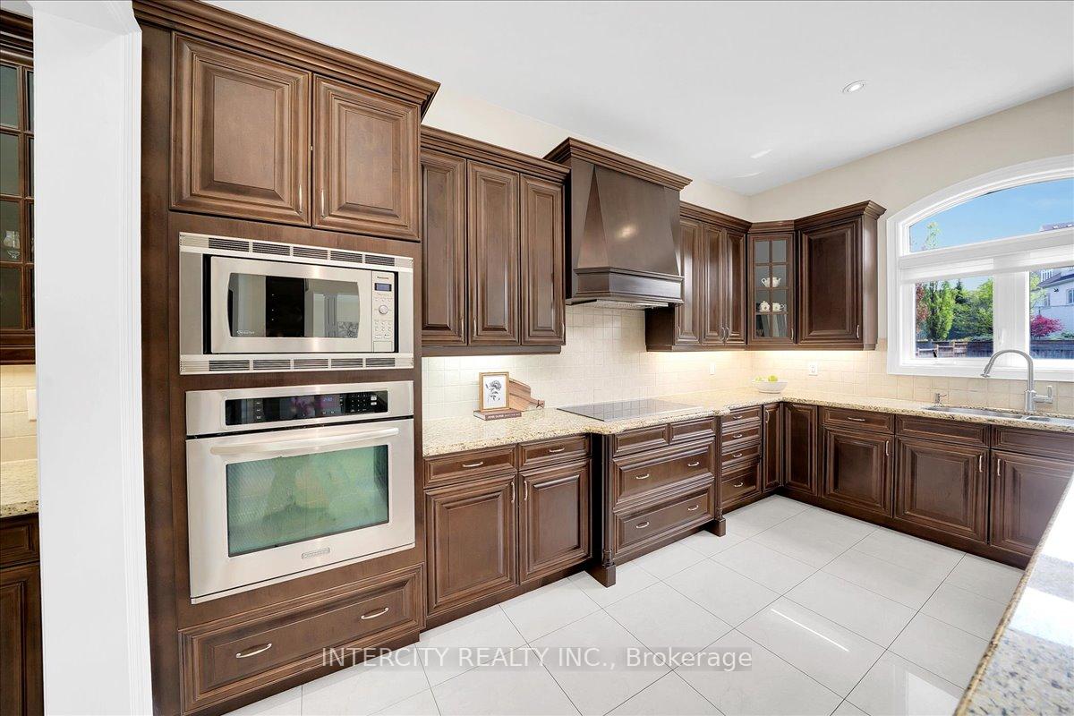 Photo 16 of 233 Carisbrooke Circle, Aurora, Bayview Southeast — HOMEH