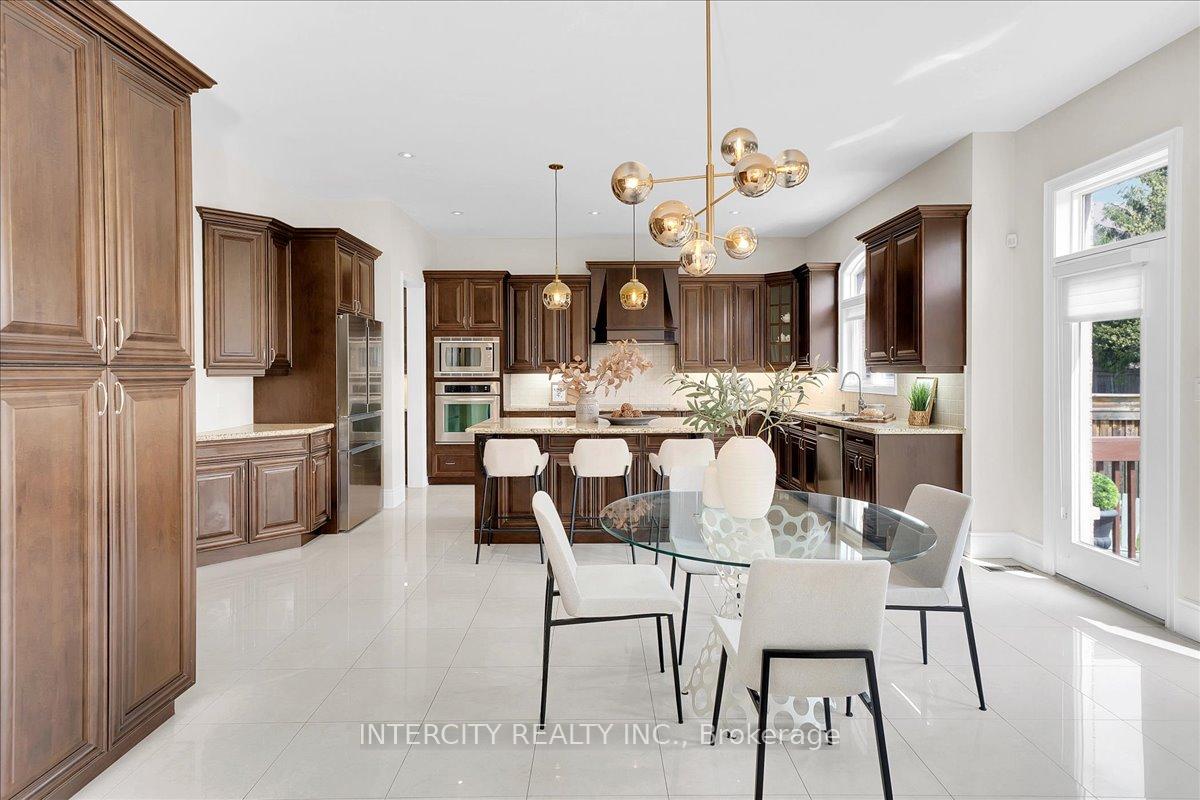 Photo 18 of 233 Carisbrooke Circle, Aurora, Bayview Southeast — HOMEH