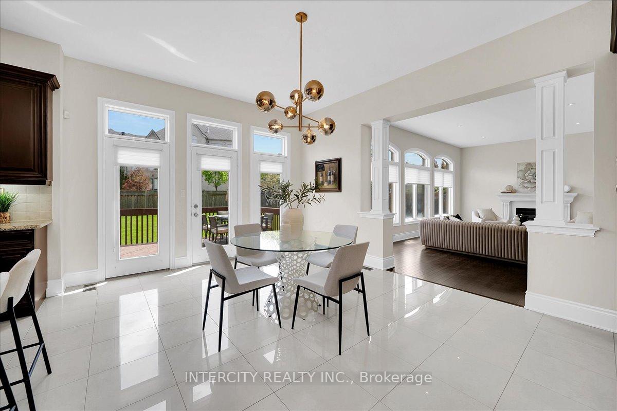 Photo 19 of 233 Carisbrooke Circle, Aurora, Bayview Southeast — HOMEH