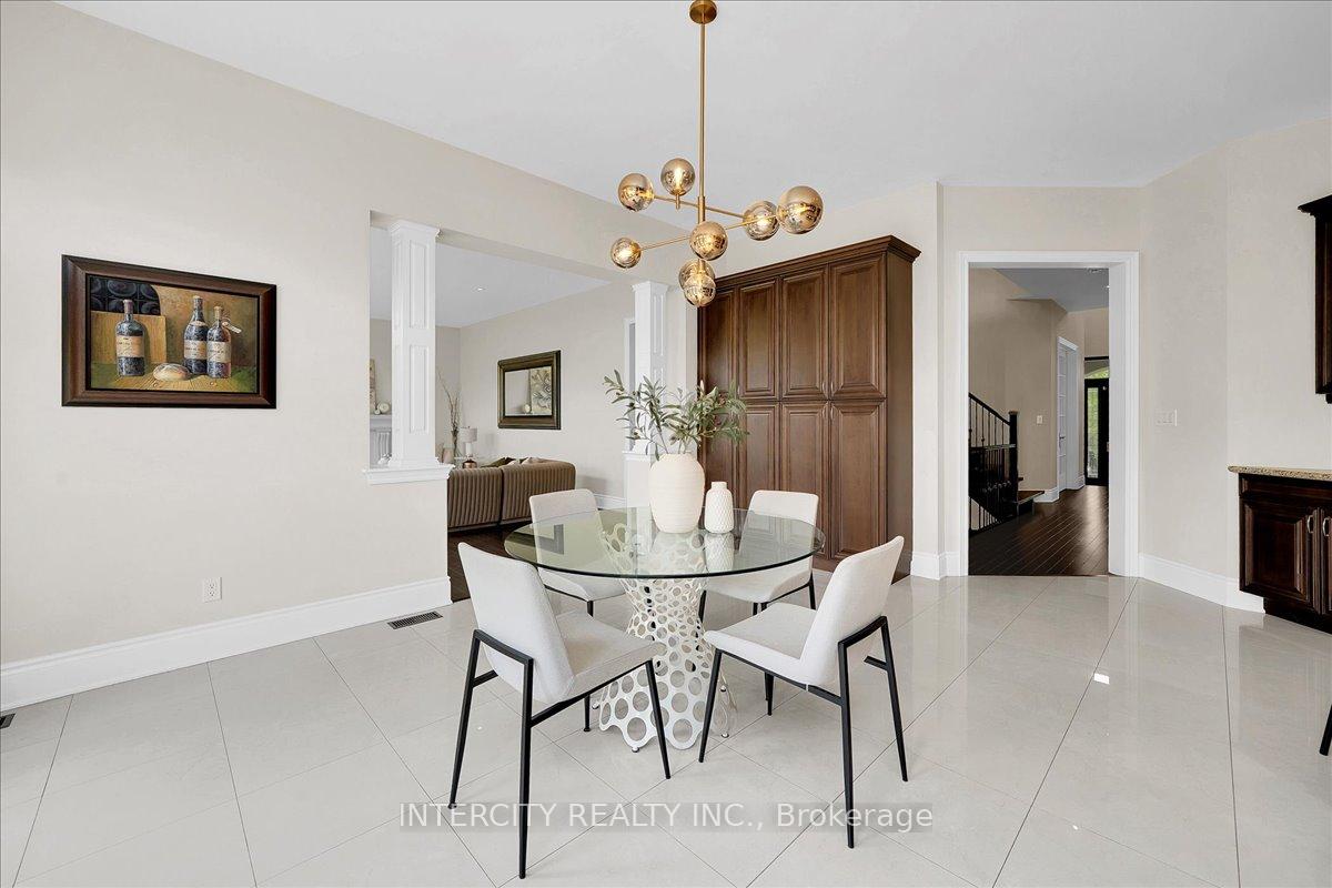 Photo 20 of 233 Carisbrooke Circle, Aurora, Bayview Southeast — HOMEH