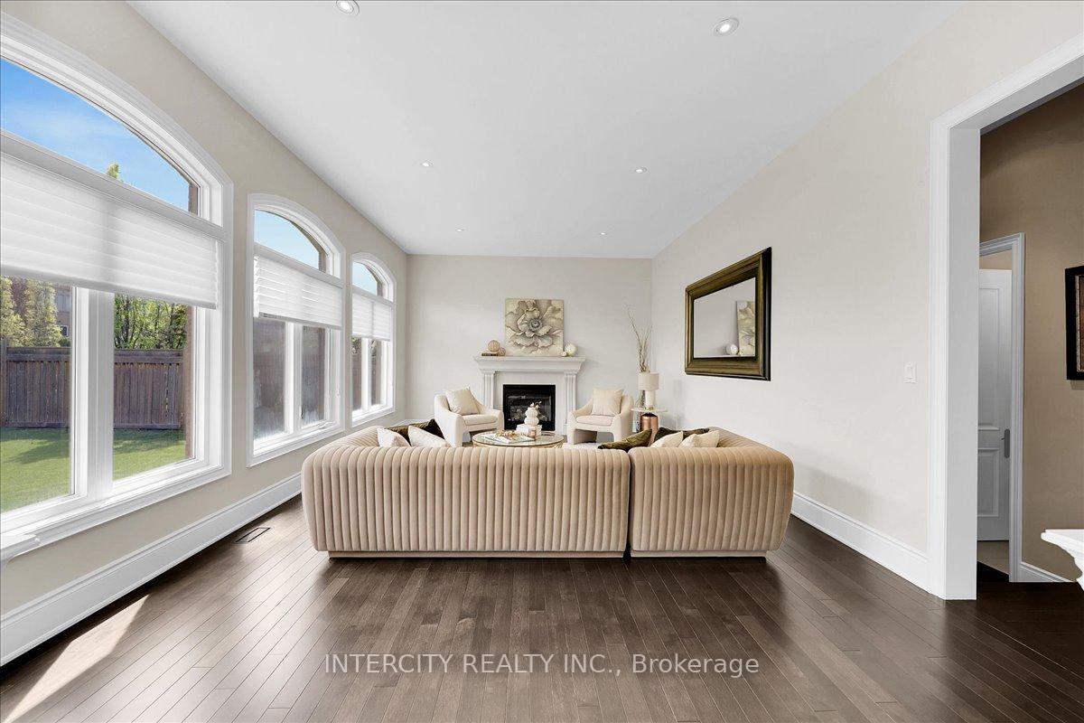 Photo 21 of 233 Carisbrooke Circle, Aurora, Bayview Southeast — HOMEH