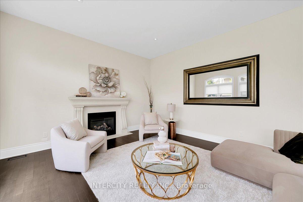 Photo 22 of 233 Carisbrooke Circle, Aurora, Bayview Southeast — HOMEH