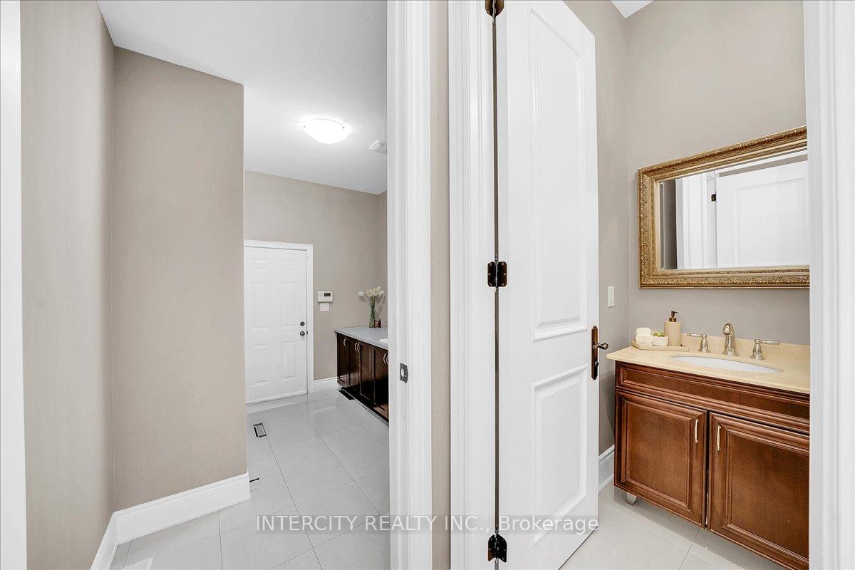 Photo 24 of 233 Carisbrooke Circle, Aurora, Bayview Southeast — HOMEH