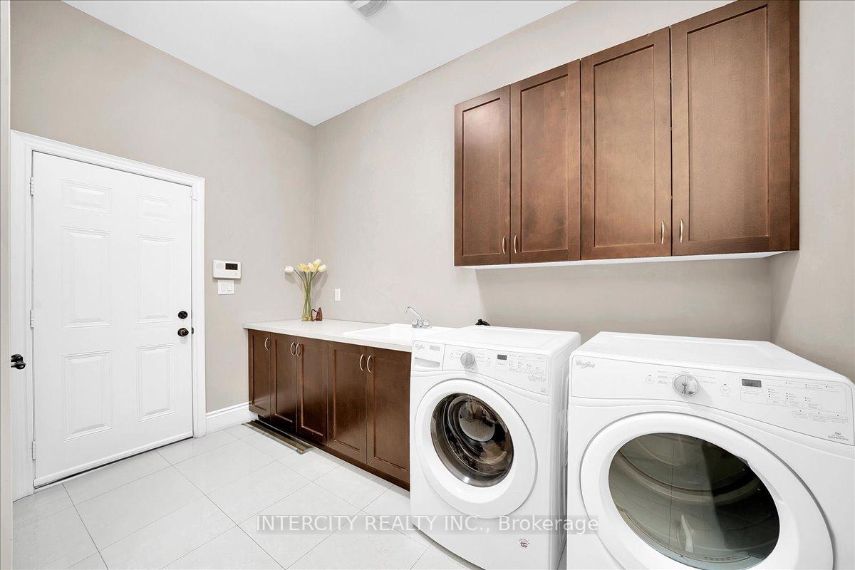 Photo 25 of 233 Carisbrooke Circle, Aurora, Bayview Southeast — HOMEH