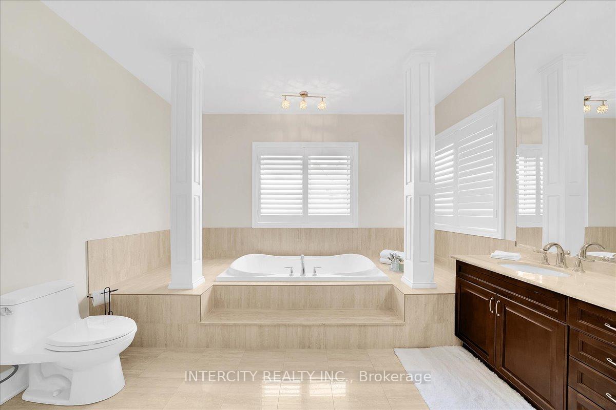 Photo 32 of 233 Carisbrooke Circle, Aurora, Bayview Southeast — HOMEH