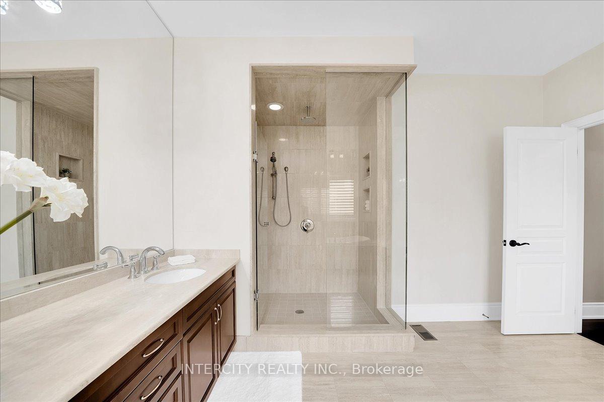 Photo 33 of 233 Carisbrooke Circle, Aurora, Bayview Southeast — HOMEH